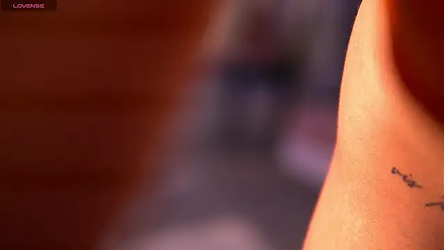 ElaraShine online show from December 5, 8:05 pm