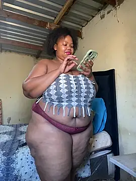 Snapshot of Curvycandy95 chatting on July 17, 7:37 am Curvycandy95 online show from July 17, 7:37 am