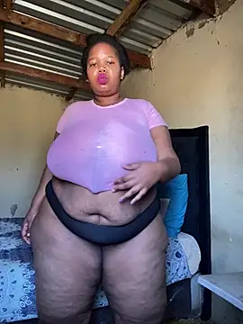 Snapshot of Curvycandy95 chatting on July 18, 9:24 am Curvycandy95 online show from July 18, 9:24 am
