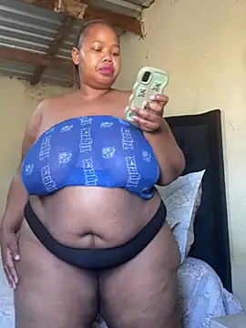 Snapshot of Curvycandy95 chatting on July 28, 8:10 am Curvycandy95 online show from July 28, 8:10 am