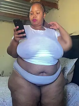 Snapshot of Curvycandy95 chatting on August 1, 8:13 am Curvycandy95 online show from August 1, 8:13 am