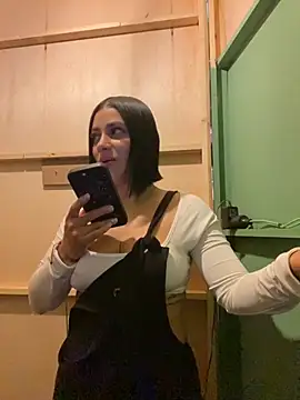 Snapshot of AlannaEvons chatting on December 2, 6:36 pm AlannaEvons online show from December 2, 6:36 pm