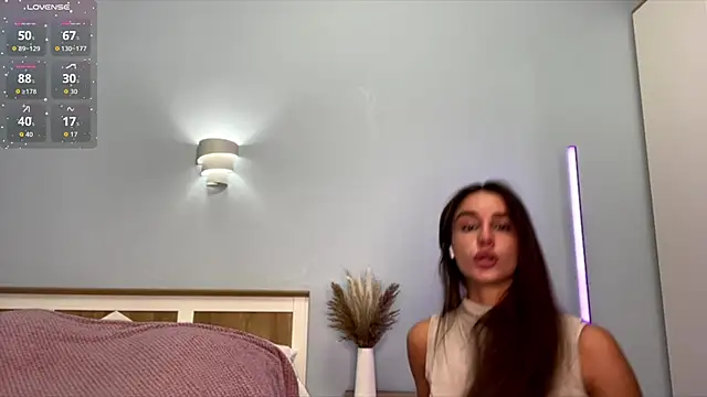 Snapshot of JerrieCham chatting on December 15, 7:23 am JerrieCham online show from December 15, 7:23 am