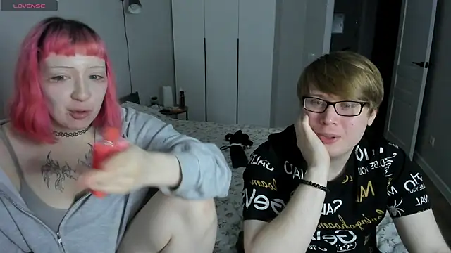 Snapshot of Couple_Molly chatting on October 13, 5:35 pm Couple Molly online show from October 13, 5:35 pm