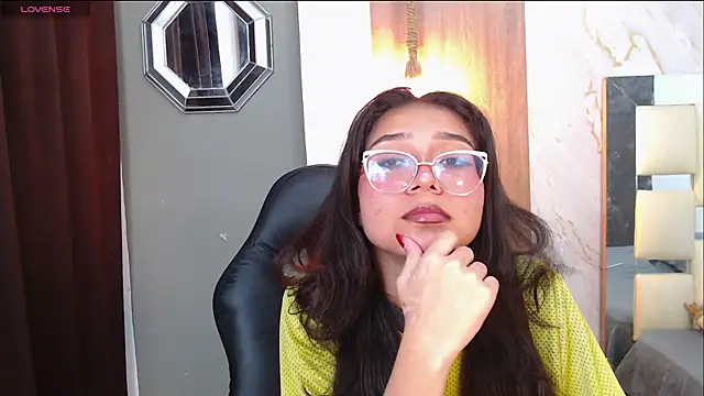 Snapshot of honeymoon_12 chatting on May 14, 5:36 am honeymoon 12 online show from May 14, 5:36 am