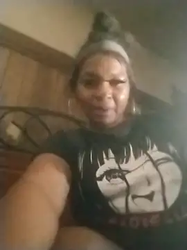 Snapshot of Ladiv33 chatting on October 30, 1:18 am Ladiv33 online show from October 30, 1:18 am