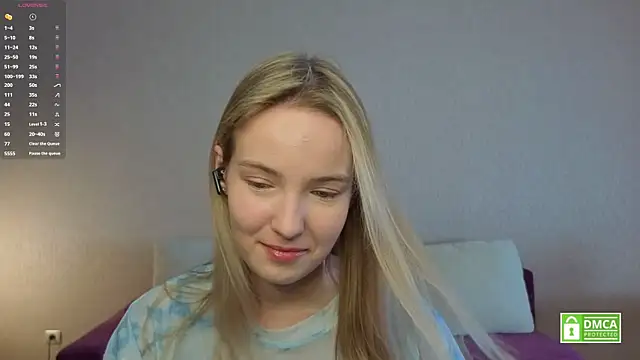 Snapshot of HongTomczak chatting on July 6, 6:43 am HongTomczak online show from July 6, 6:43 am