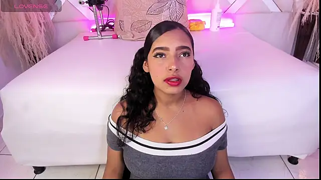 Snapshot of Zoe-Johnson_ chatting on May 27, 9:45 pm Zoe-Johnson online show from May 27, 9:45 pm