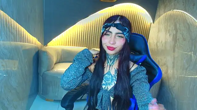 Snapshot of roux_r chatting on December 3, 8:18 pm roux r online show from December 3, 8:18 pm