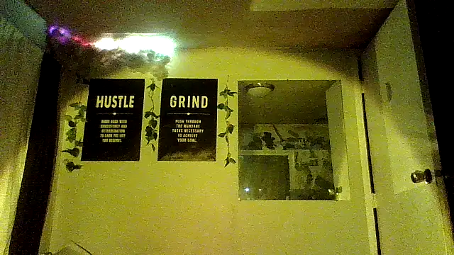 Snapshot of B3toBaby chatting on December 5, 10:13 am B3toBaby online show from December 5, 10:13 am