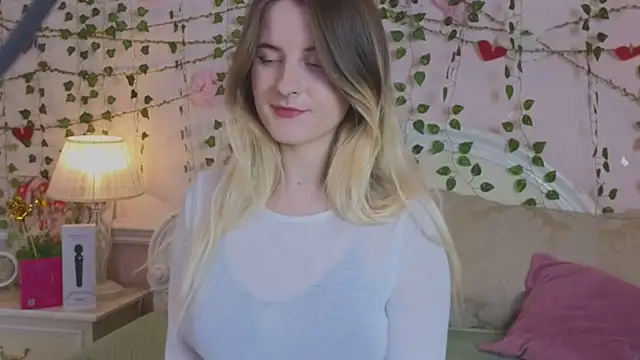 Snapshot of Sonia_Meow chatting on November 17, 6:30 am Sonia Meow online show from November 17, 6:30 am