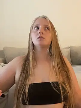 Snapshot of young_hailey chatting on October 16, 7:53 am young hailey online show from October 16, 7:53 am