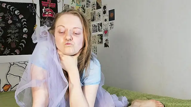 Snapshot of WonderConnie1 chatting on September 14, 3:33 pm WonderConnie1 online show from September 14, 3:33 pm