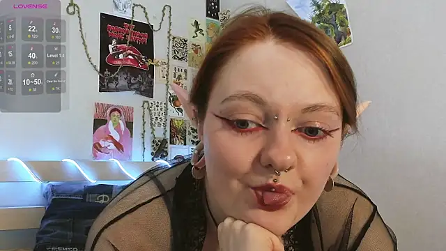 Snapshot of WonderConnie1 chatting on March 5, 1:29 pm WonderConnie1 online show from March 5, 1:29 pm