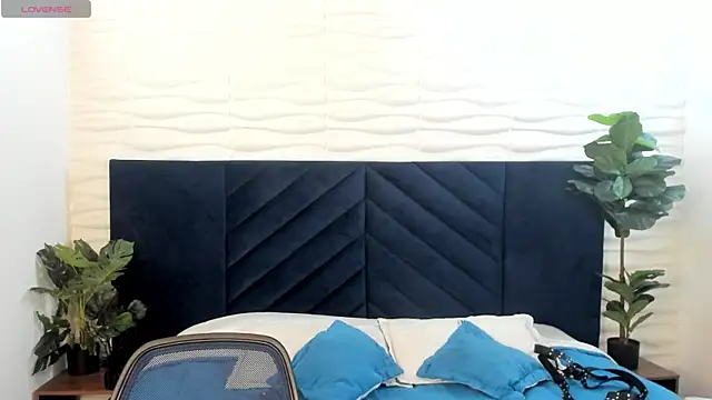 MrJustin  online show from December 5, 8:05 pm