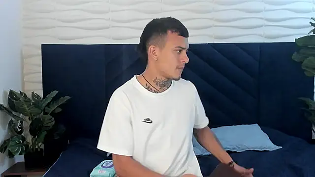 MrJustin  online show from December 14, 8:35 pm