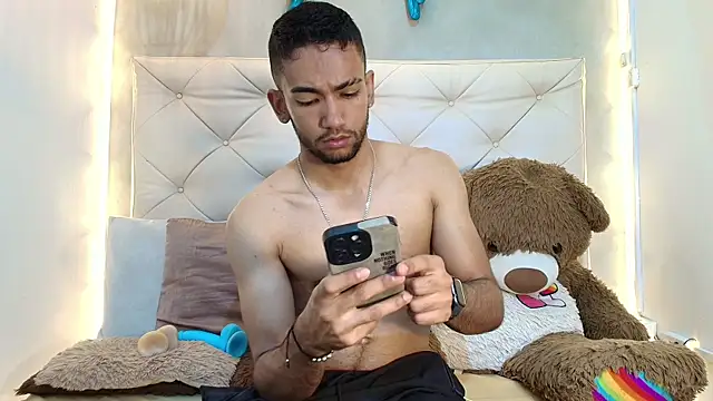 Snapshot of MaicolParker_ chatting on May 13, 1:52 pm MaicolParker online show from May 13, 1:52 pm