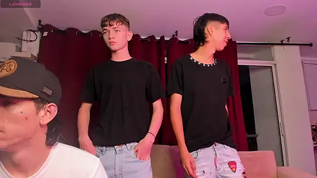 Snapshot of Handsomeboyss19 chatting on October 1, 11:11 pm Handsomeboyss19 online show from October 1, 11:11 pm