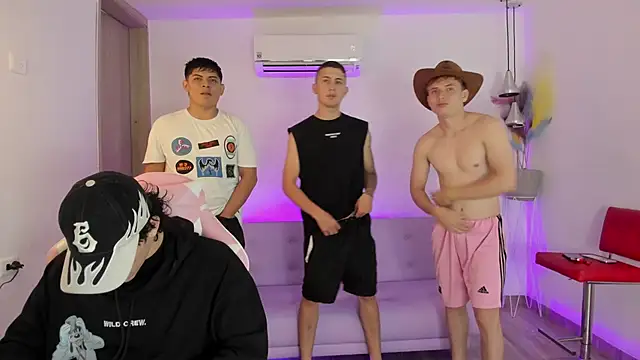 Snapshot of Handsomeboyss19 chatting on November 18, 1:44 am Handsomeboyss19 online show from November 18, 1:44 am