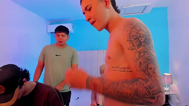 Snapshot of Handsomeboyss19 chatting on November 21, 2:43 am Handsomeboyss19 online show from November 21, 2:43 am