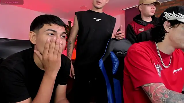 Snapshot of Handsomeboyss19 chatting on December 3, 1:35 am Handsomeboyss19 online show from December 3, 1:35 am