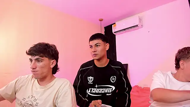 Snapshot of Handsomeboyss19 chatting on February 3, 2:53 am Handsomeboyss19 online show from February 3, 2:53 am