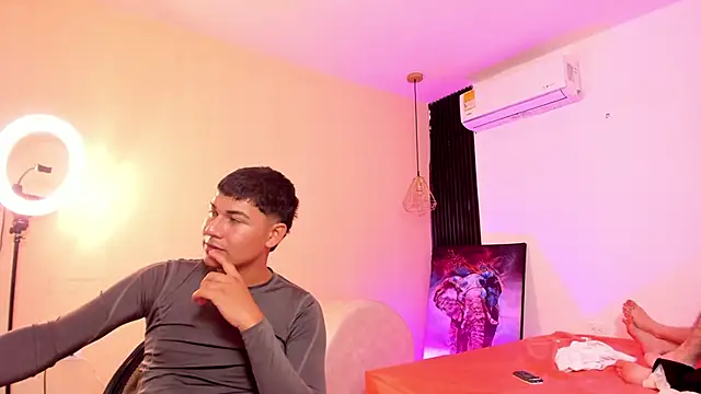 Snapshot of Handsomeboyss19 chatting on February 3, 6:40 am Handsomeboyss19 online show from February 3, 6:40 am