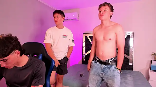 Snapshot of Handsomeboyss19 chatting on February 18, 3:02 am Handsomeboyss19 online show from February 18, 3:02 am