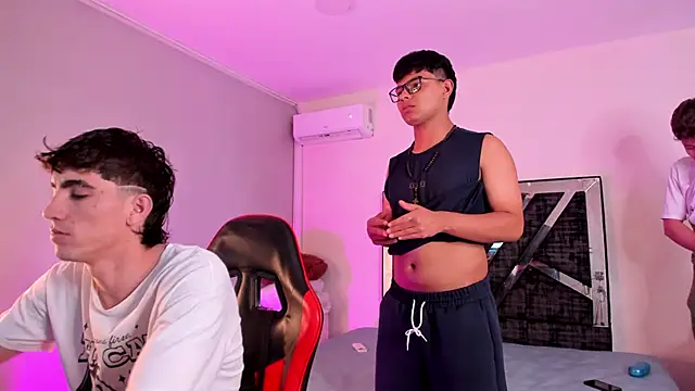 Snapshot of Handsomeboyss19 chatting on February 21, 4:02 am Handsomeboyss19 online show from February 21, 4:02 am