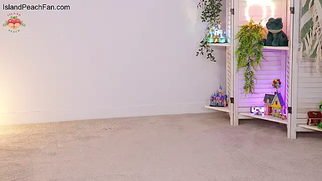 Snapshot of Island_Peach chatting on May 30, 8:06 pm Island Peach online show from May 30, 8:06 pm