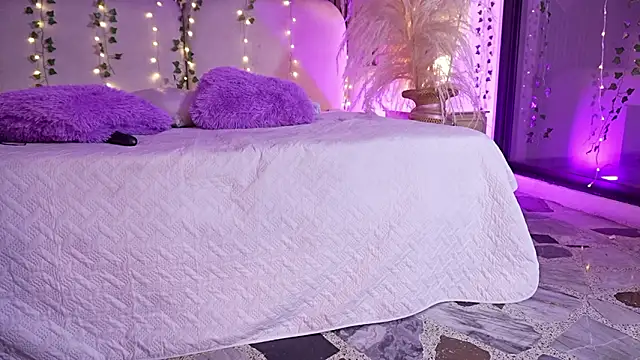 SarahCastro1  online show from March 2, 7:15 am