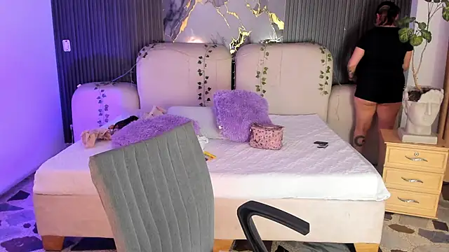 SarahCastro1  online show from June 15, 4:04 am
