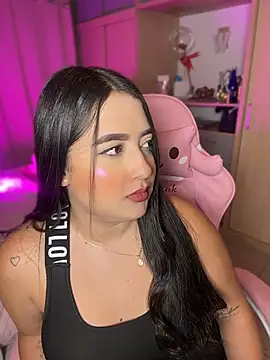 Snapshot of Emiily_Moore1 chatting on May 20, 11:44 pm Emiily Moore1 online show from May 20, 11:44 pm