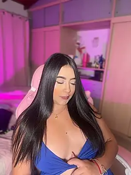 Snapshot of Emiily_Moore1 chatting on May 23, 12:38 am Emiily Moore1 online show from May 23, 12:38 am