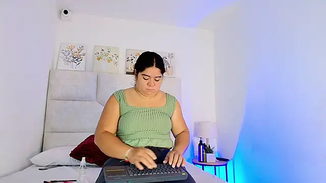 Snapshot of elizawiliamst chatting on May 22, 11:49 am elizawiliamst online show from May 22, 11:49 am
