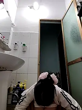 Snapshot of simsim-00 chatting on November 5, 7:58 pm simsim-00 online show from November 5, 7:58 pm