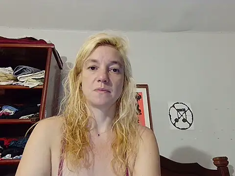 Snapshot of Senhoritajesus42 chatting on March 27, 10:59 am Senhoritajesus42 online show from March 27, 10:59 am