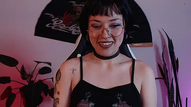 Ellyuwuw online show from February 13, 11:45 pm