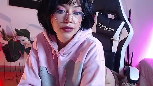 Ellyuwuw online show from March 10, 9:09 pm