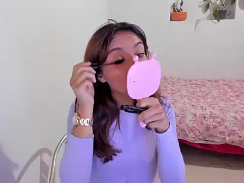 Snapshot of megan_doll2123 chatting on November 25, 1:16 am megan doll2123 online show from November 25, 1:16 am