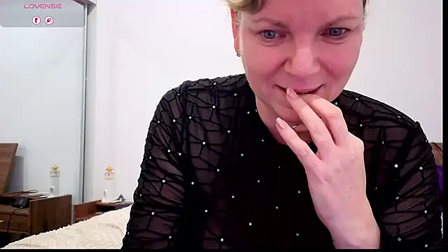 aussiepeaches online show from July 1, 11:01 am