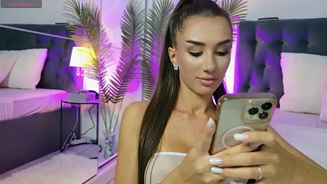 JuliaQuin online show from September 14, 6:51 pm