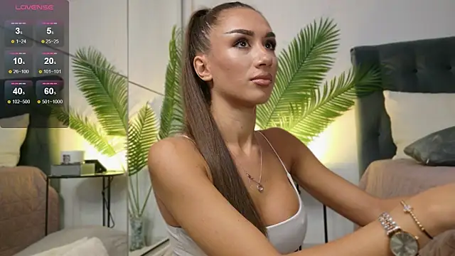 JuliaQuin online show from October 6, 2:20 am