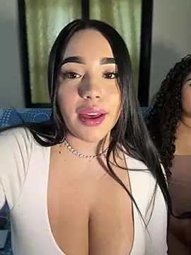Snapshot of SofiaWildee chatting on June 12, 4:33 am SofiaWildee online show from June 12, 4:33 am