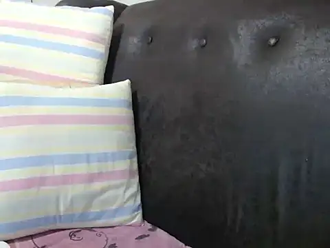 Snapshot of bustylaura4u chatting on June 24, 5:45 pm bustylaura4u online show from June 24, 5:45 pm