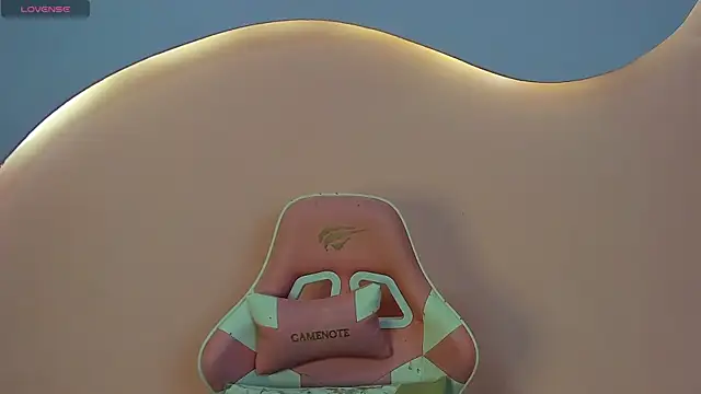 Snapshot of SkylerBloomm chatting on November 3, 3:41 am SkylerBloomm online show from November 3, 3:41 am