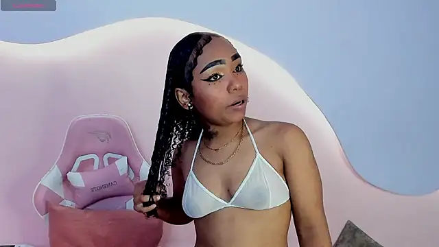 Snapshot of SkylerBloomm chatting on November 6, 3:40 am SkylerBloomm online show from November 6, 3:40 am