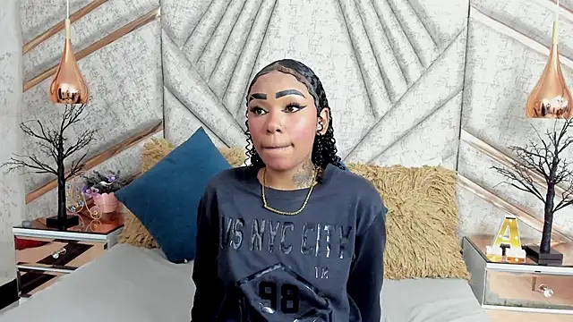 Snapshot of SkylerBloomm chatting on November 19, 2:33 am SkylerBloomm online show from November 19, 2:33 am