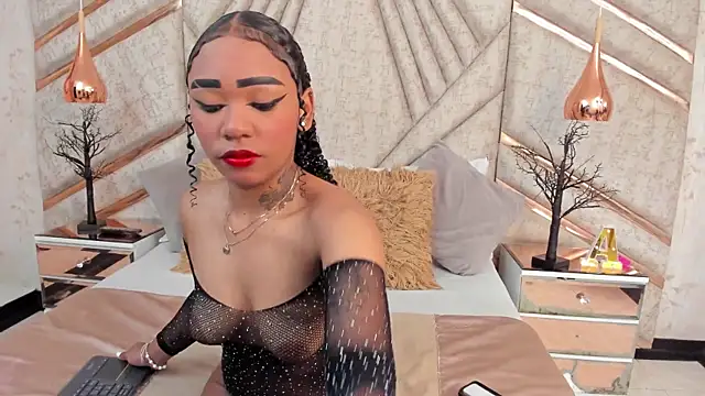 Snapshot of SkylerBloomm chatting on December 4, 2:10 am SkylerBloomm online show from December 4, 2:10 am