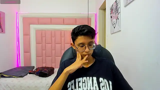 SantiagoRusso18 online show from February 26, 2:05 pm